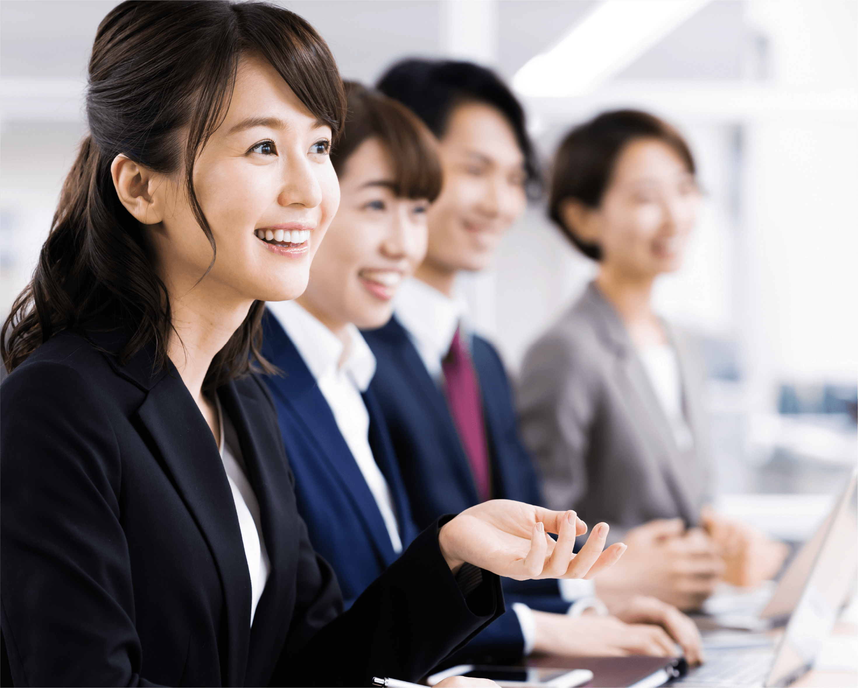 オフィスで並ぶ私たちについてイメージ