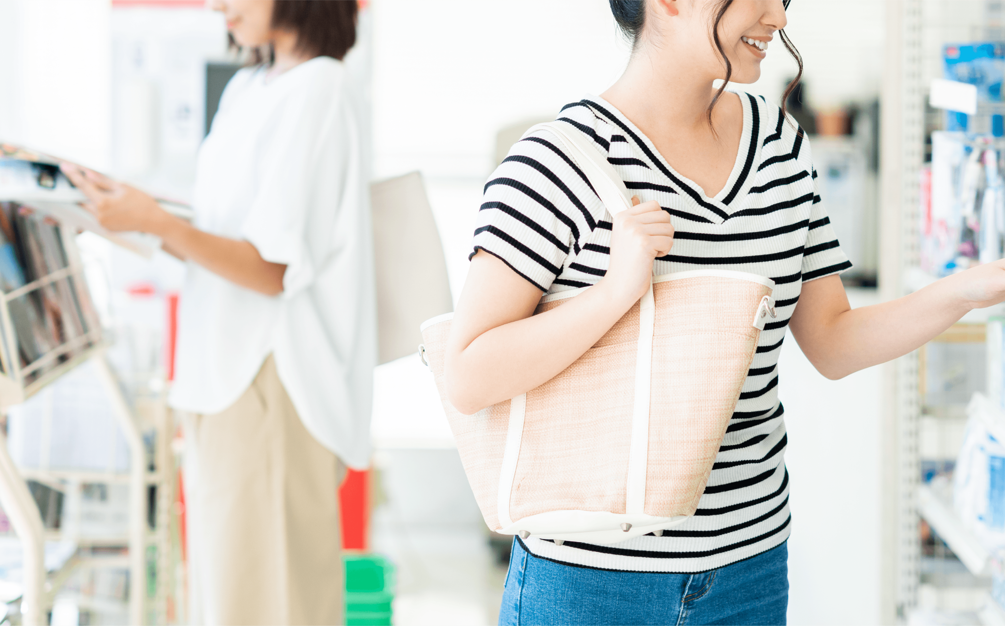 コンビニで商品を選ぶお客様