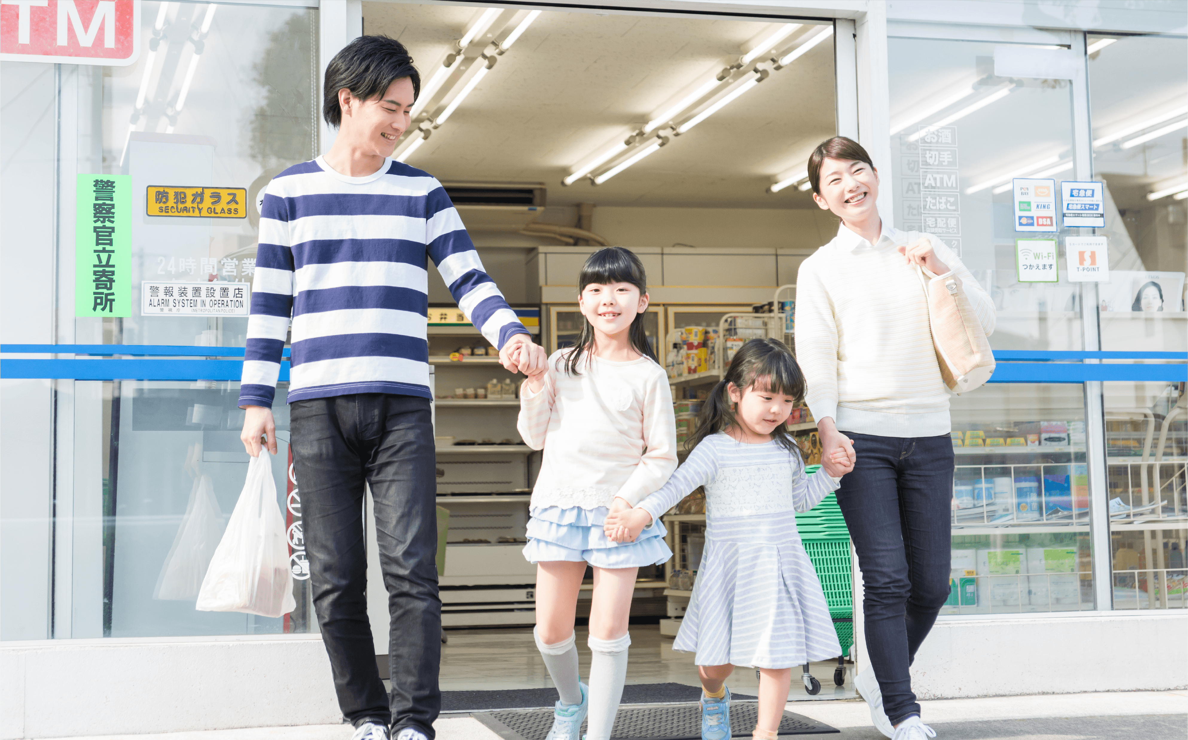家族でコンビニでお買い物を楽しむ姿