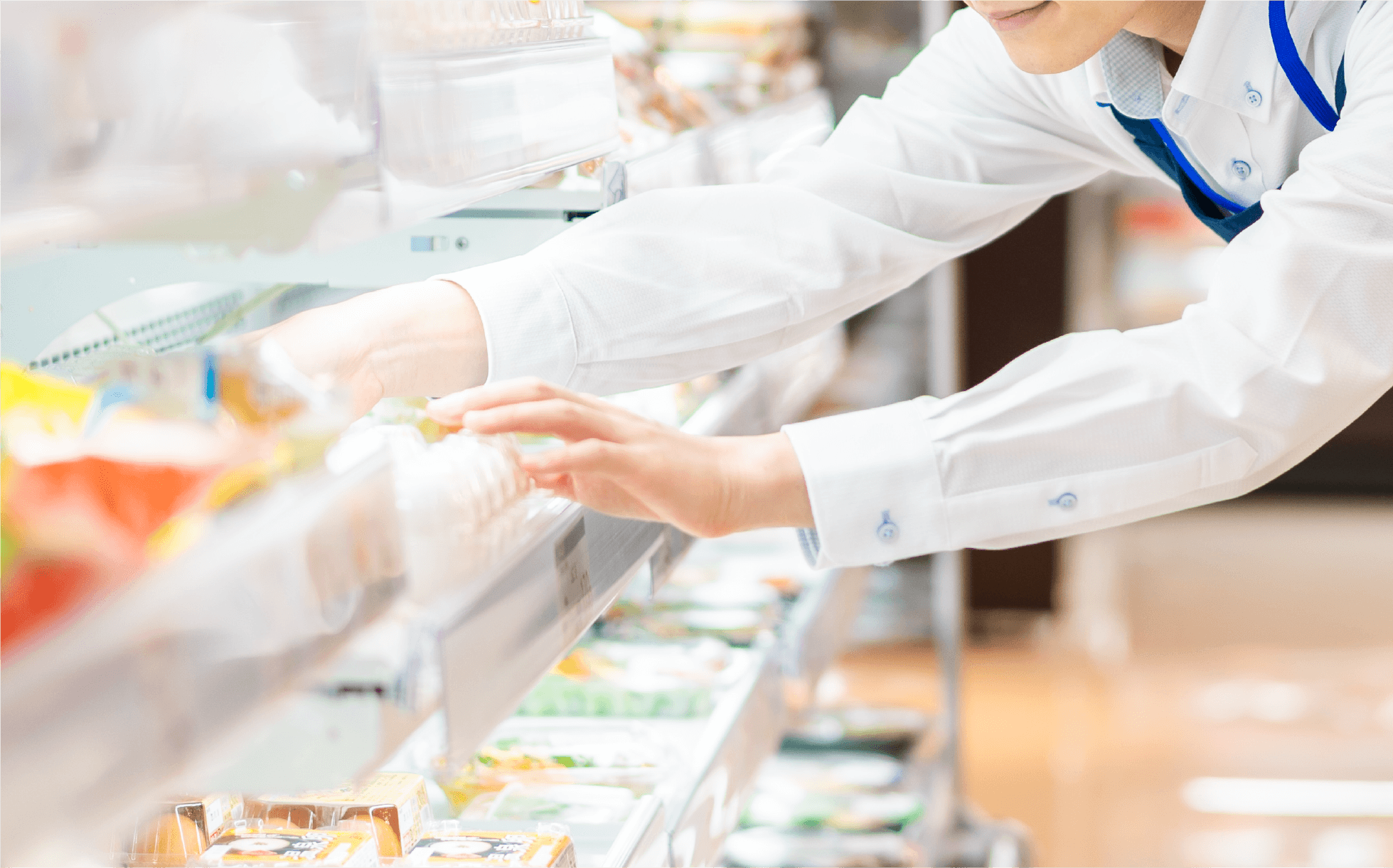 コンビニの商品をきれいに陳列する店員さん