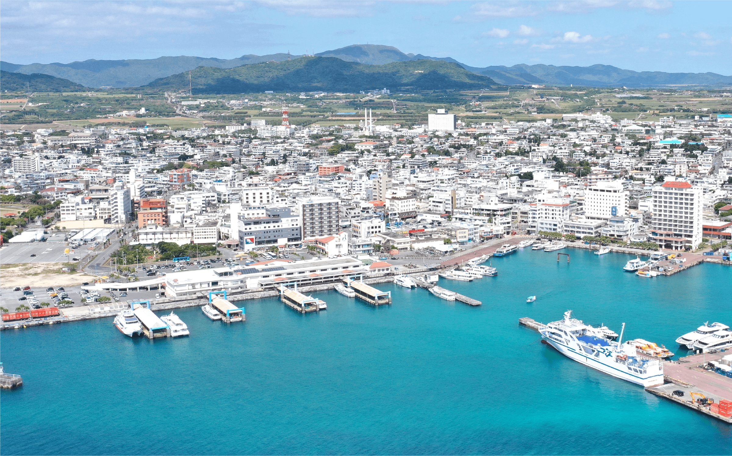 沖縄の湾岸沿いと街並みを見下ろす風景